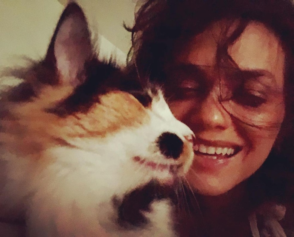 Ana Cecília Costa e sua gata, Clarice — Foto: Instagram/ @anaceciliacosta/ Reprodução