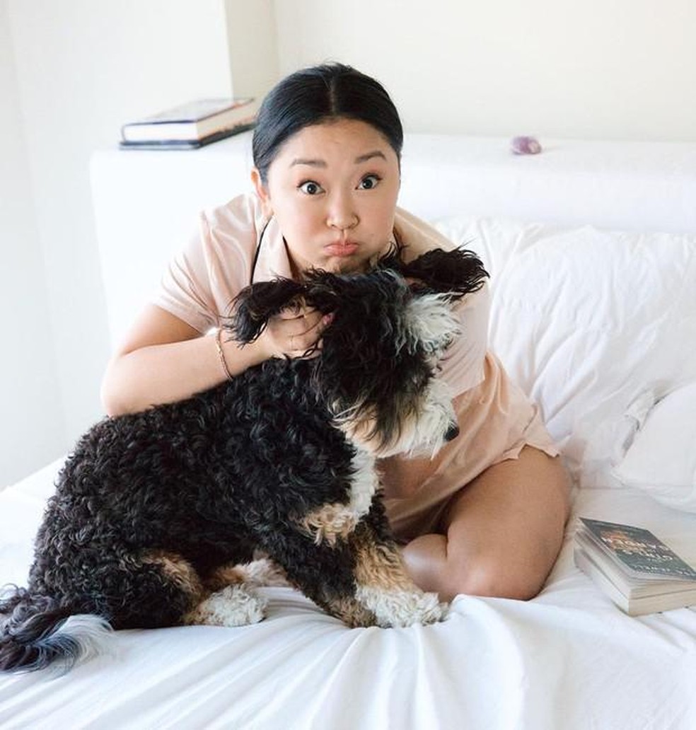 Lana Condor mostra 'seu lugar feliz' ao lado do cachorro, Tim ...