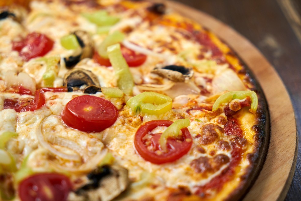 Pizza é uma das comidas que não são recomendadas para os cachorros — Foto: ( pexels/ engin-akyurt/ CreativeCommons)