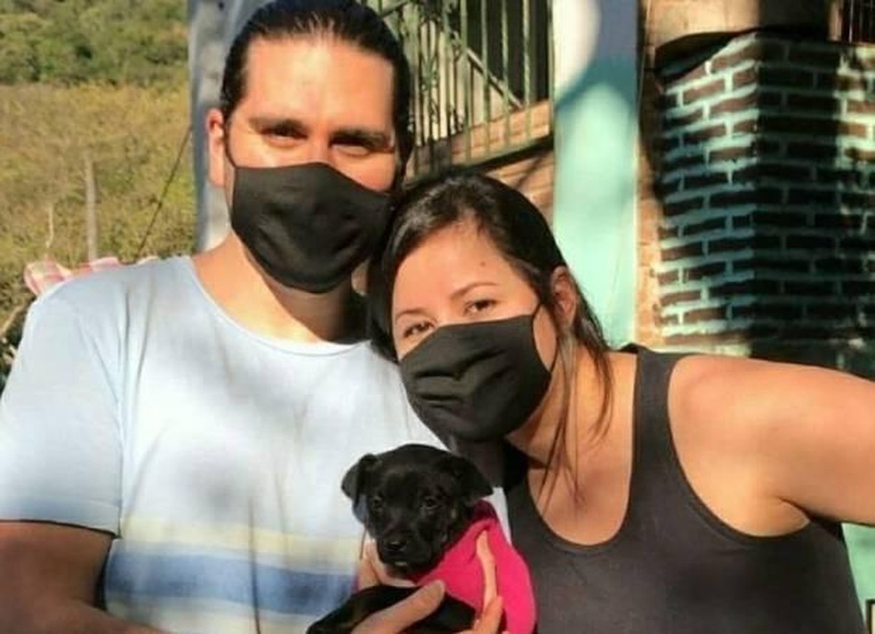 Gabriel Sater e a mulher, Paula Cunha, no dia em que adotaram a cadela Zuca — Foto: ( Instagram/ @gabrielsateroficial/ Reprodução)