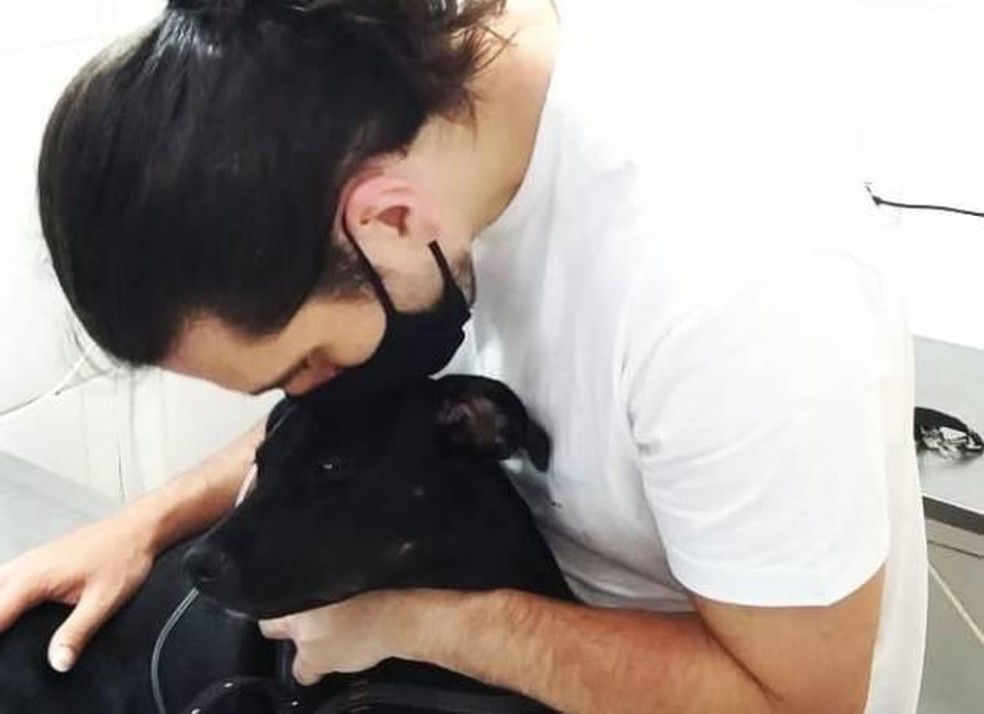 Gabriel Sater com Zuca no veterinário — Foto: ( Instagram/ @gabrielsateroficial/ Reprodução)