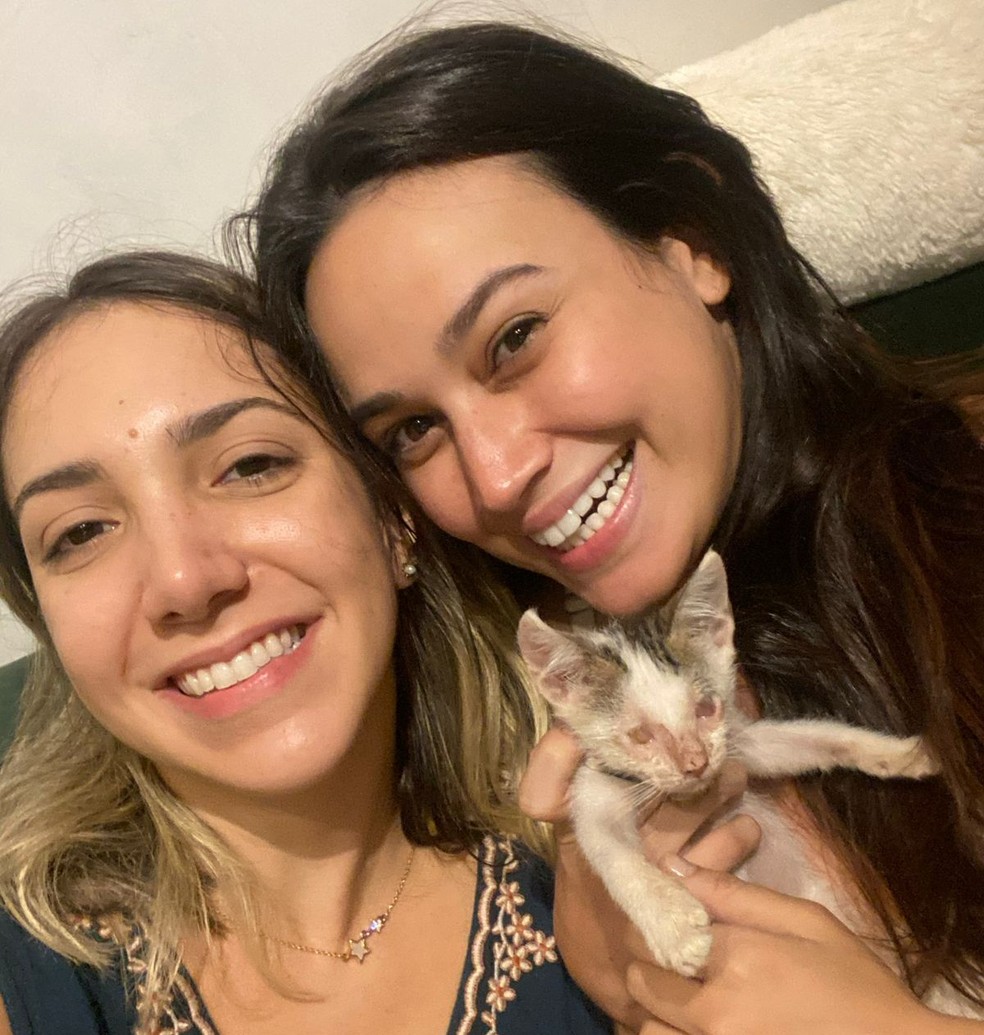 Rebeca e Natassia com a gatinha Pipa — Foto: Rebeca Bezerra de Moraes/ Arquivo pessola