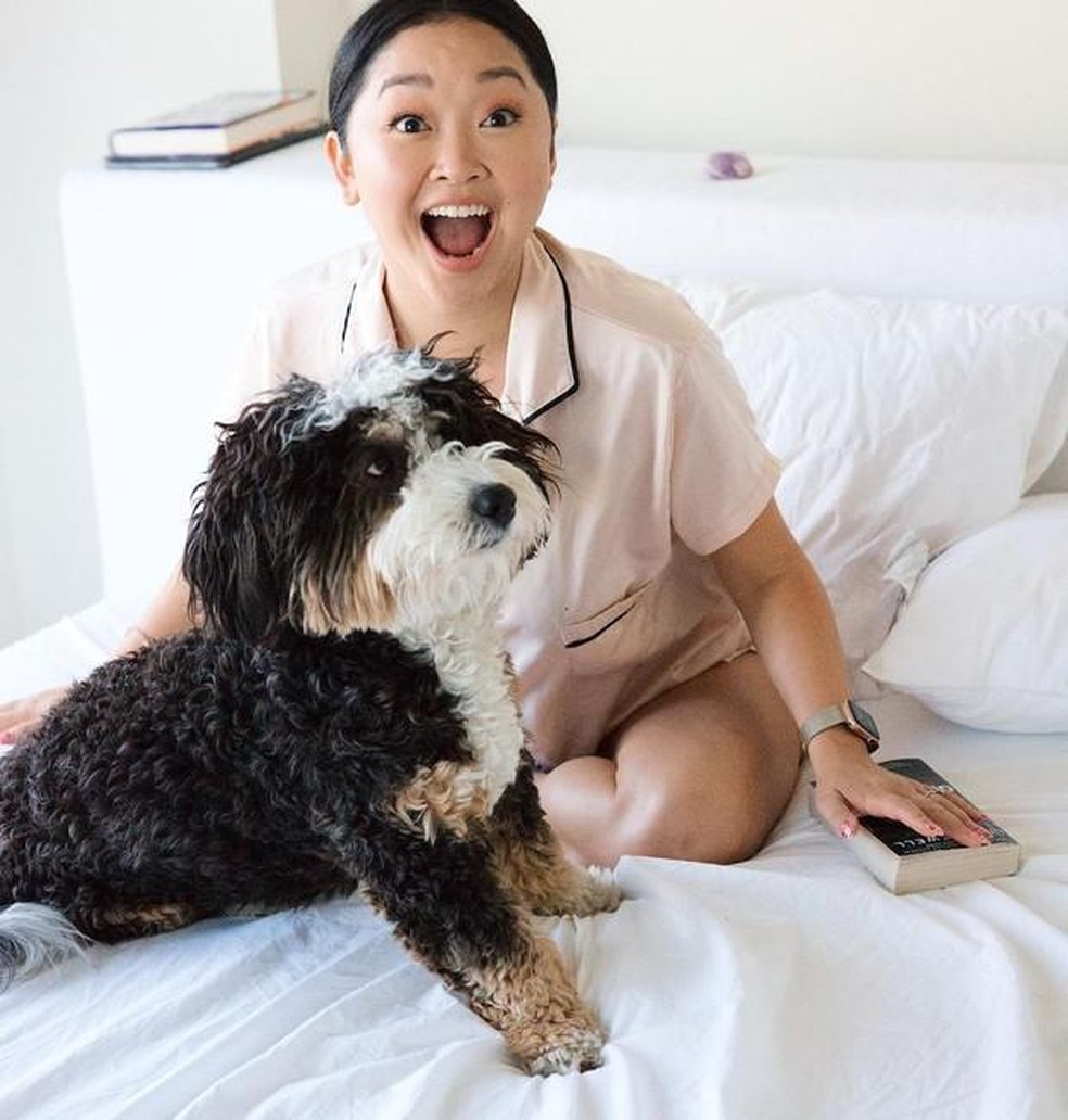 Lana Condor mostra 'seu lugar feliz' ao lado do cachorro, Tim ...