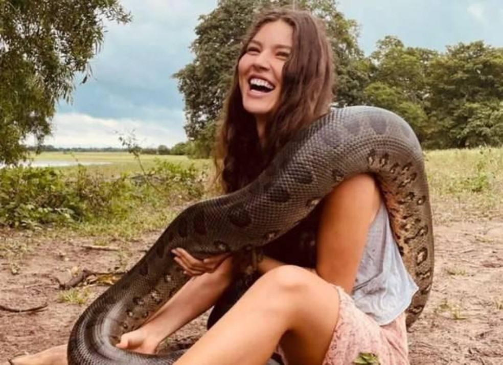 Alanis Guillen posa com cobra nos bastidores de Pantanal — Foto: ( Instagram/ @alanissguillen/ Reprodução)