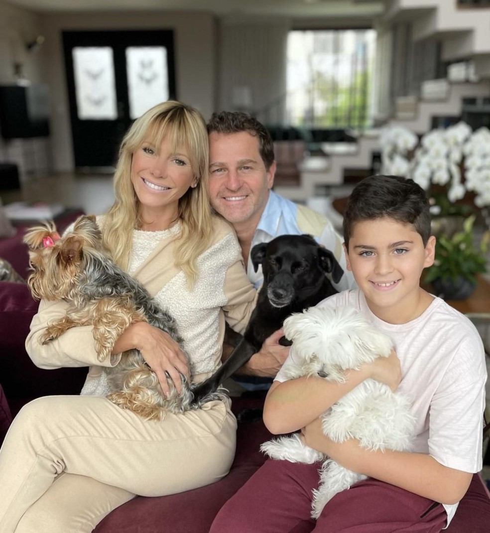 Mônica Salgado ao lado de seu marido Afonso Nigro, seu filho Bernardo e suas as três cadelas — Foto: ( Instagram/ @monicasalgado/ Reprodução)