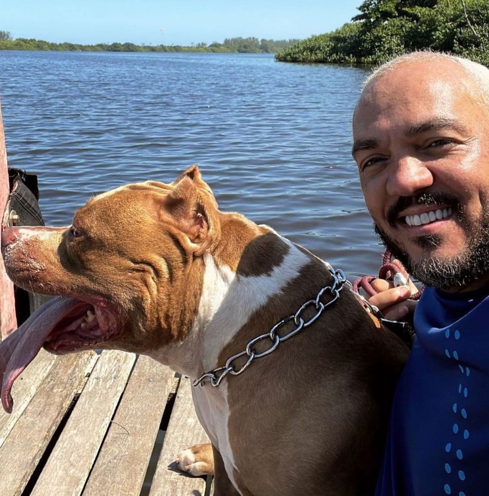 Belo em passeio com um dos seus cães — Foto: Instagram/ @belo/ Reprodução
