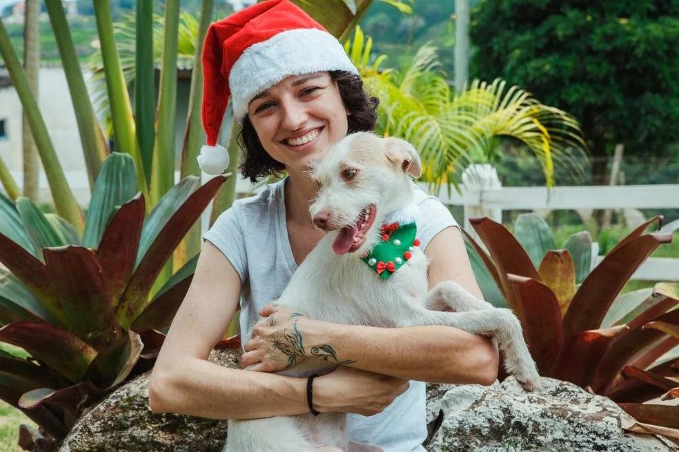 Elen Monteiro e a cadela Aurora, também adotada na Fazenda Abrigo de Fauna — Foto: ( Vale/ Divulgação)