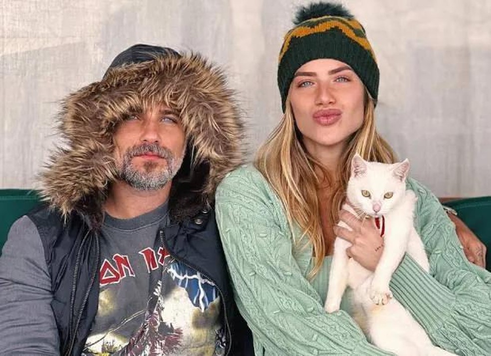 Bruno Gagliasso e Giovanna Ewbank com um dos gatos da família — Foto: ( Instagram/ @gioewbank/ Reprodução)