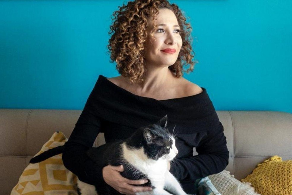 Giuliana adora escolher matérias sobre pets para fazer no Fantástico e comanda o podcast Bichos na Escuta, também do Grupo Globo — Foto: ( Divulgação Globoplay)