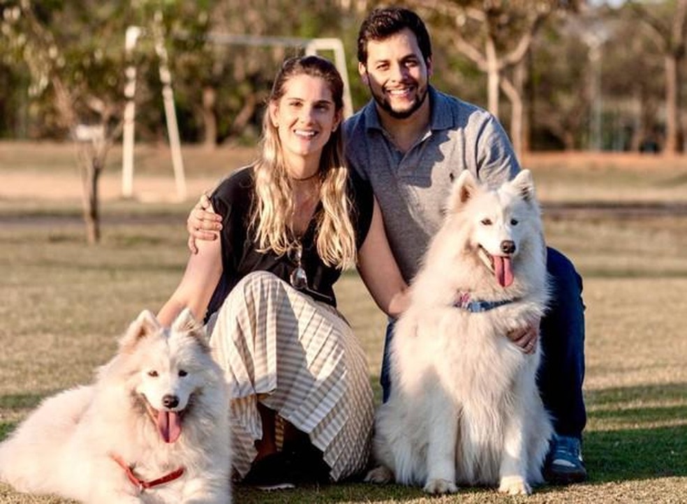 Karina Dohme e o marido, Lucas Lopes Camargo, com as cadelas Kiva e Kay — Foto: ( Dina Majzoub/ Divulgação)