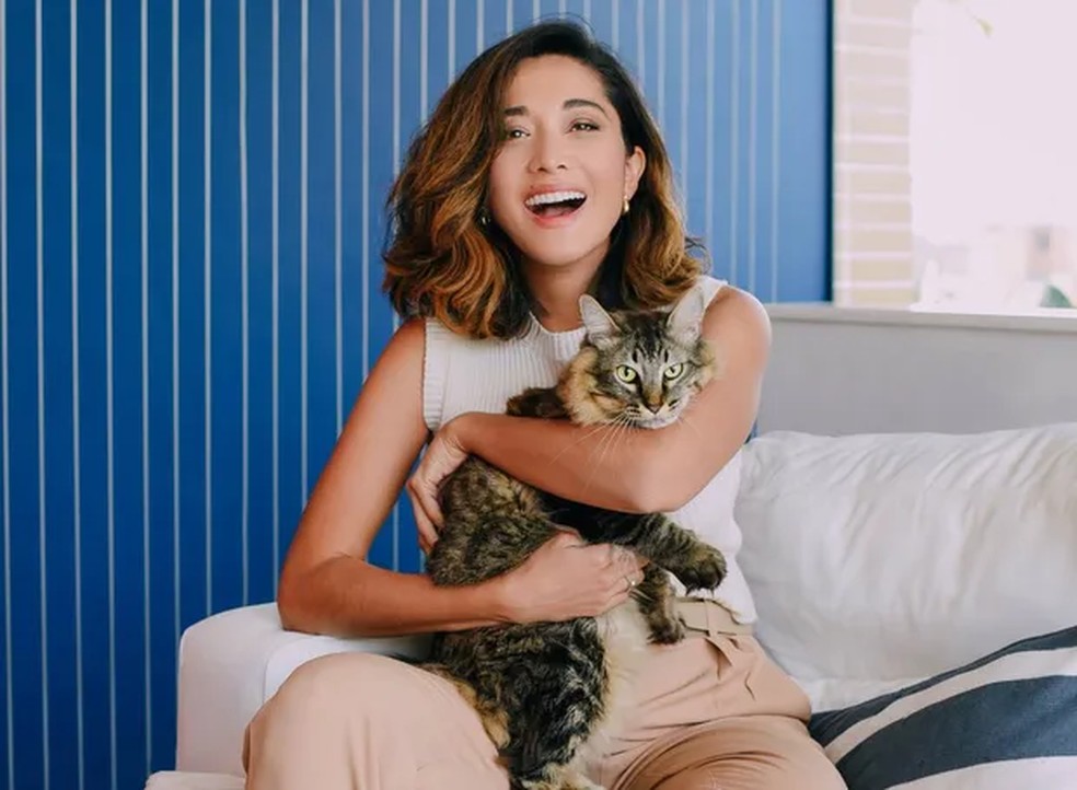 Jacqueline Sato é tão apaixonada por gatos que criou um projeto para resgatá-los e doá-los — Foto: Gigi Kassis/ Divulgação