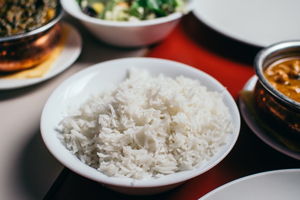 Se ofertado com frequência a longo prazo, o arroz pode ocasionar problemas de obesidade, digestivos e urinários em gatos — Foto: Unsplash/ Pille R. Priske/ CreativeCommons