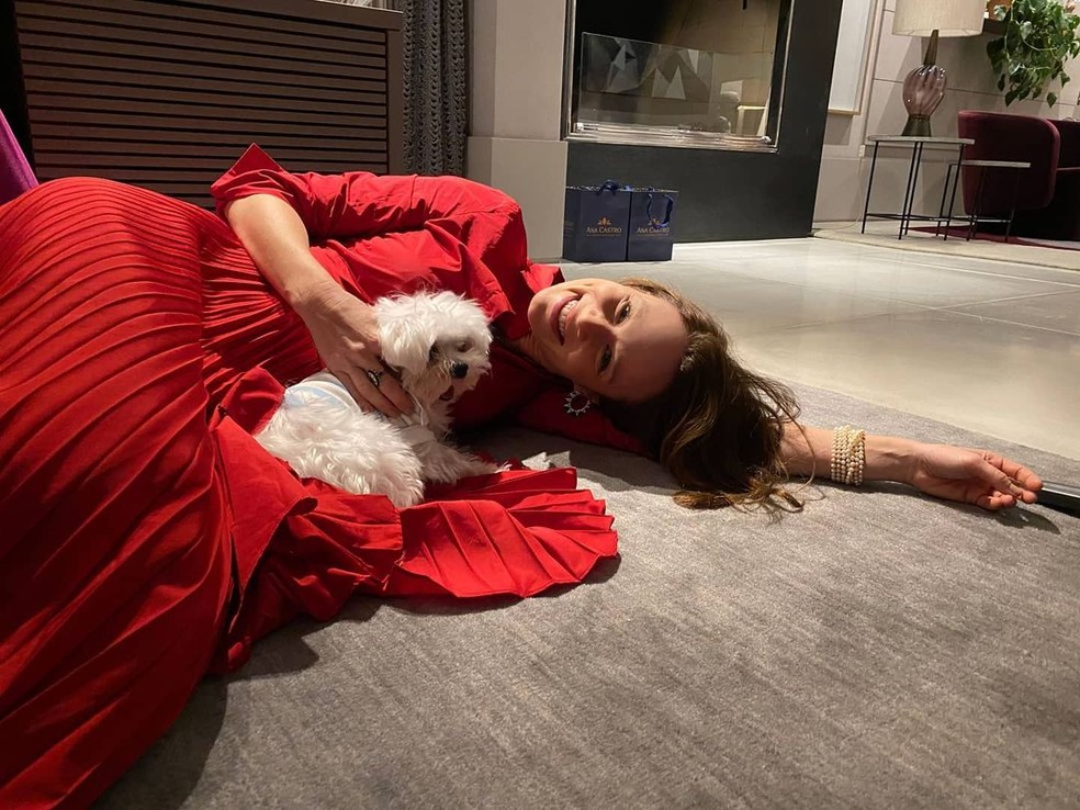 Mariana Ximenes deitada no chão com seu cachorro, Chameguinho — Foto: Instagram/ @marianaximenes/ Reprodução