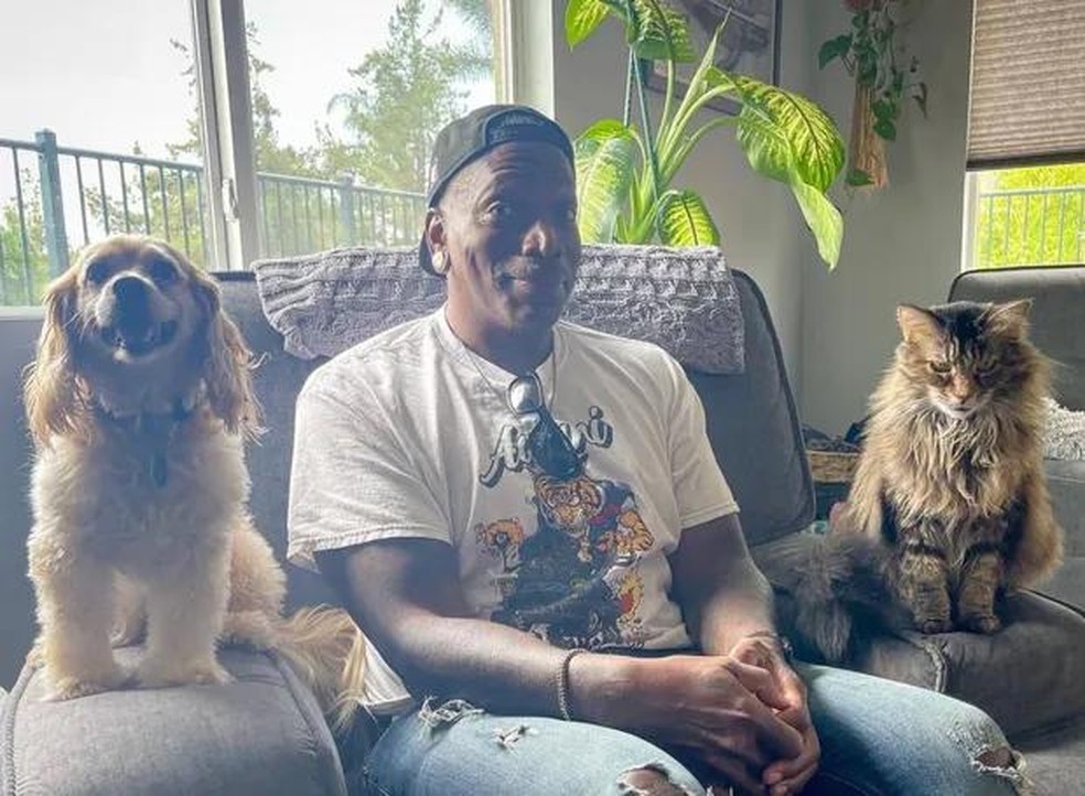 Derrick Green é tutor de um gato, chamado Moppers, e de uma cachorra, Stella — Foto: ( Instagram/ @derrickgreenofficial/ Reprodução)