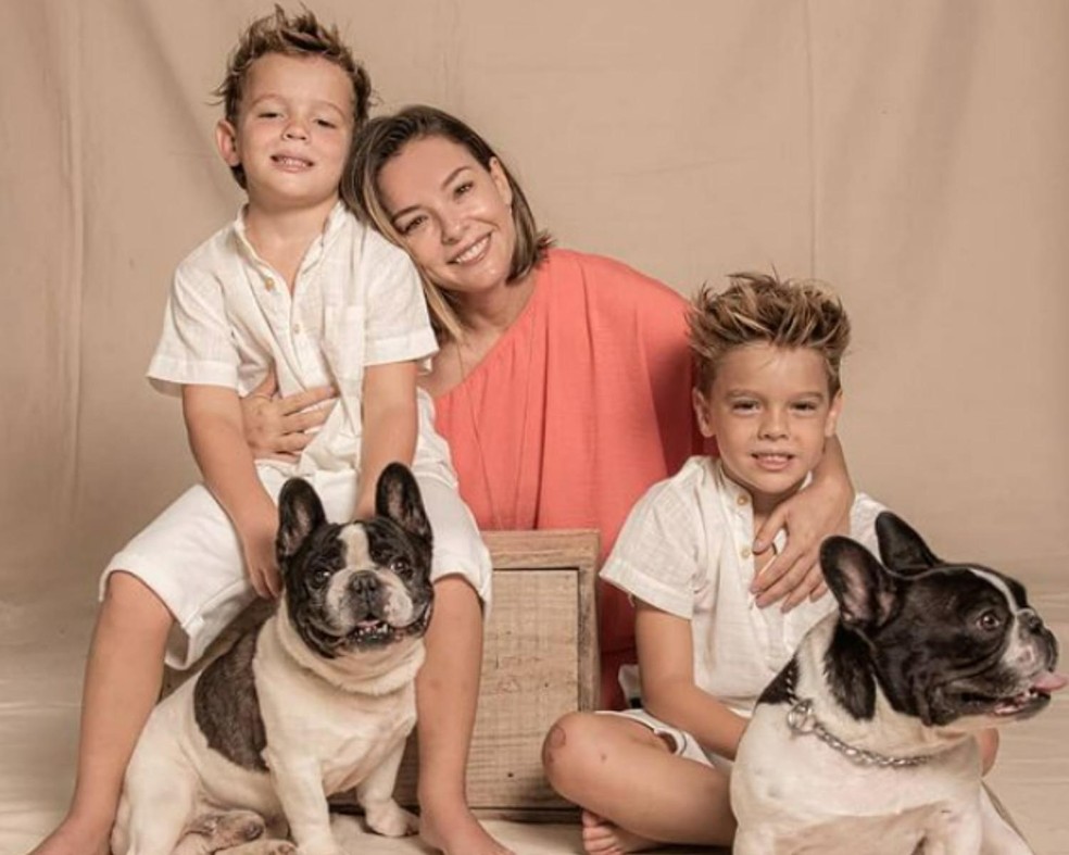 Regiane Alves com os filhos e os pets — Foto: Instagram / @regianealves / Reprodução