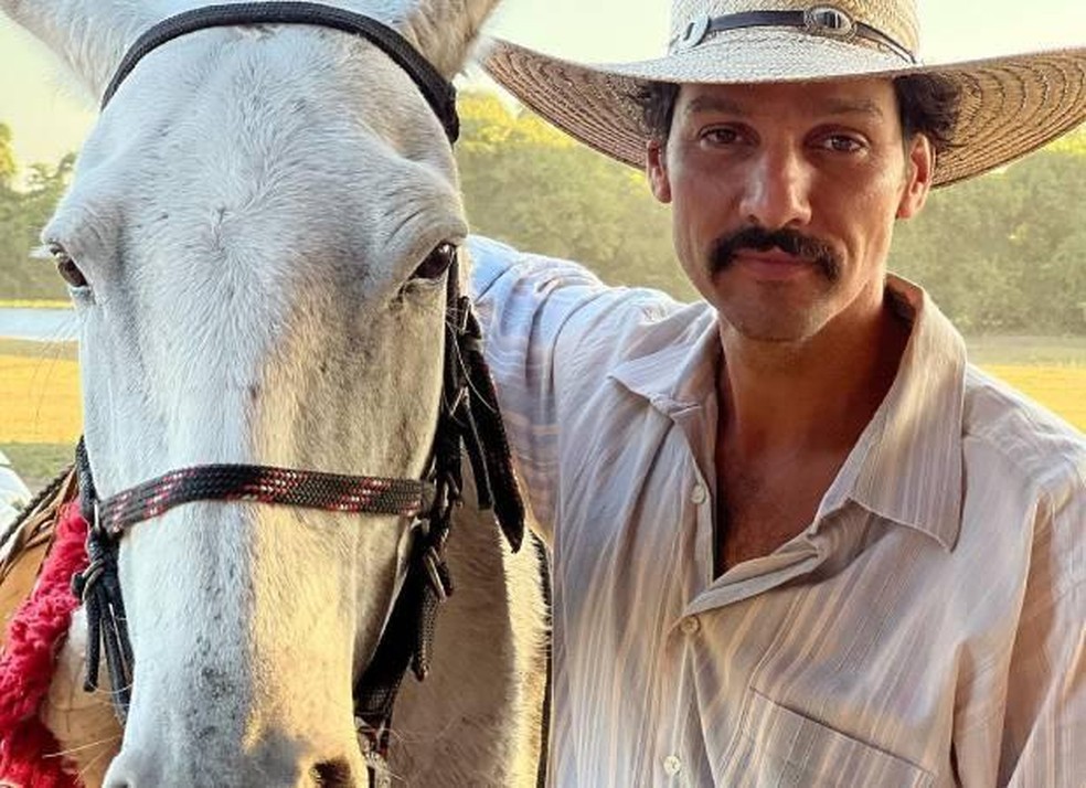 Guito, interpretou o Tibério no remake de Pantanal. O personagem passava muito tempo andando a cavalo — Foto: Instagram/ @valeria_toth/ Reprodução