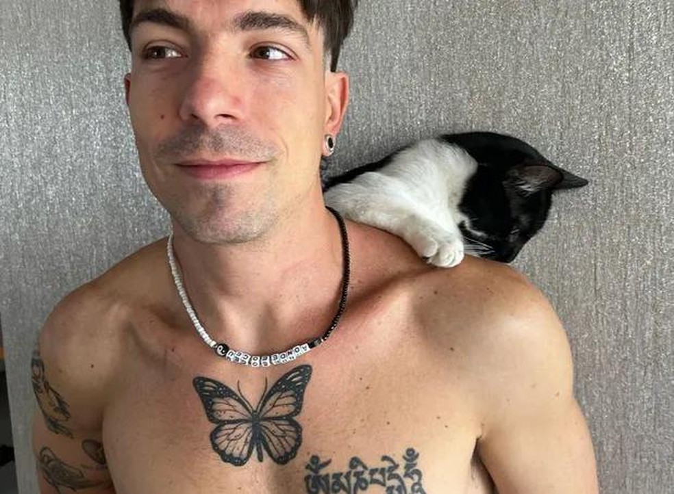 Di Ferrero posando com seu gato branco e preto — Foto: ( Instagram/ @diferrero/ Reprodução)