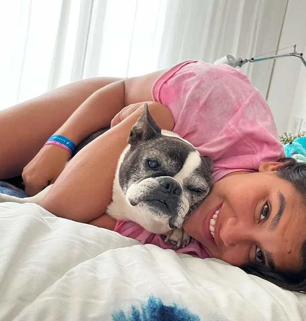Giulia Costa e sua cachorra, Lola — Foto: ( Reprodução / Instagram)