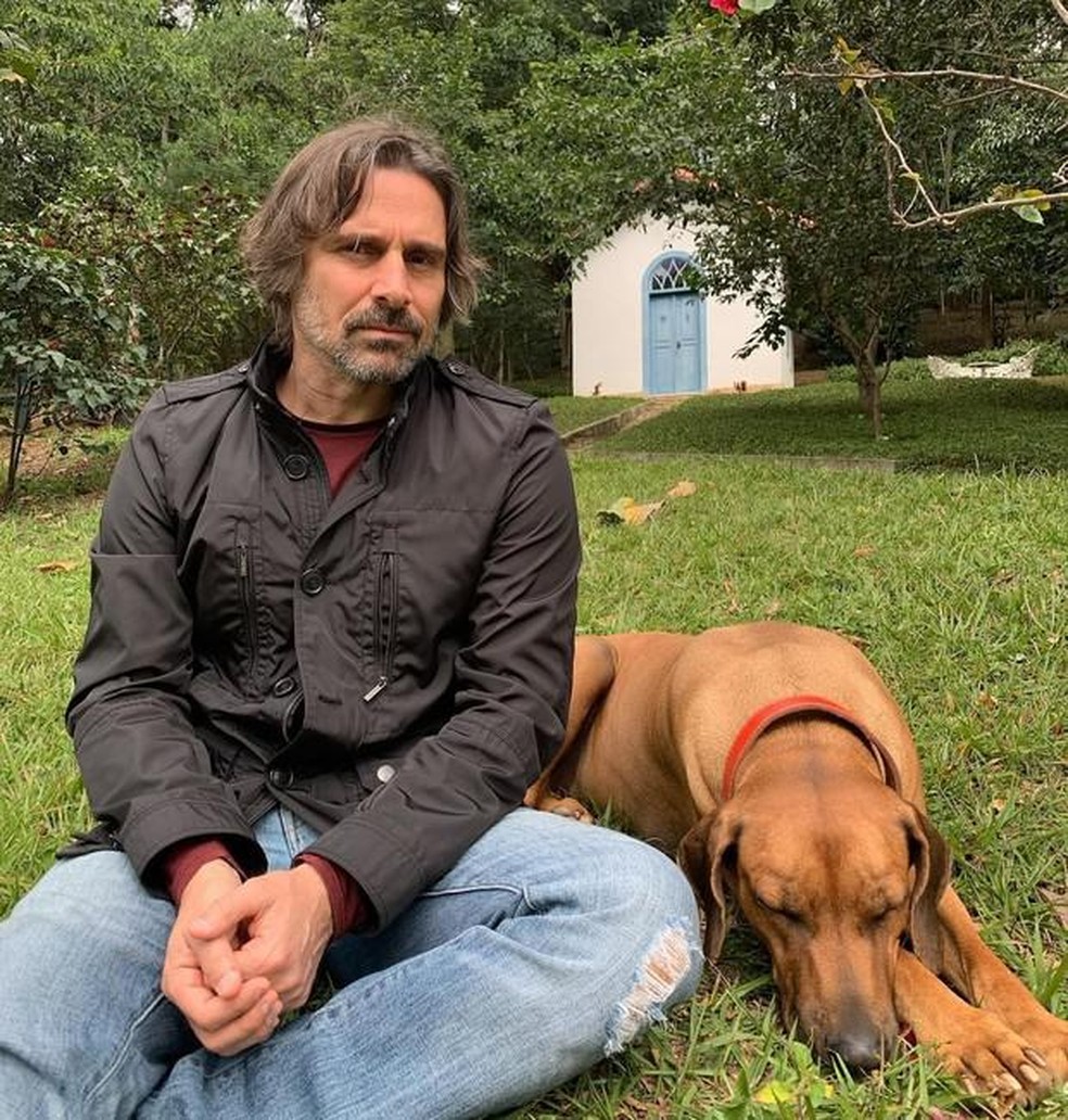 Murilo Rosa ao lado do cachorro, Coronel — Foto: ( Reprodução / Instagram)
