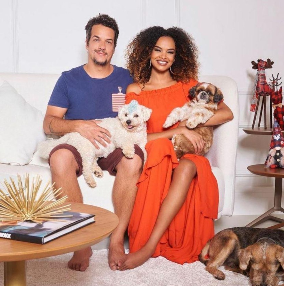 Lucy Ramos ao lado do marido, Thiago Luciano, e dos seus três cachorros no Natal de 2021 — Foto: Instagram/ @lucyramos/ Reprodução