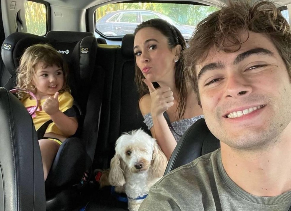 Tatá Werneck e Rafael Vitti em passeio com a filha, Clara Maria, e o cachorro Pepe — Foto: ( Instagram/@tatawerneck/Reprodução)