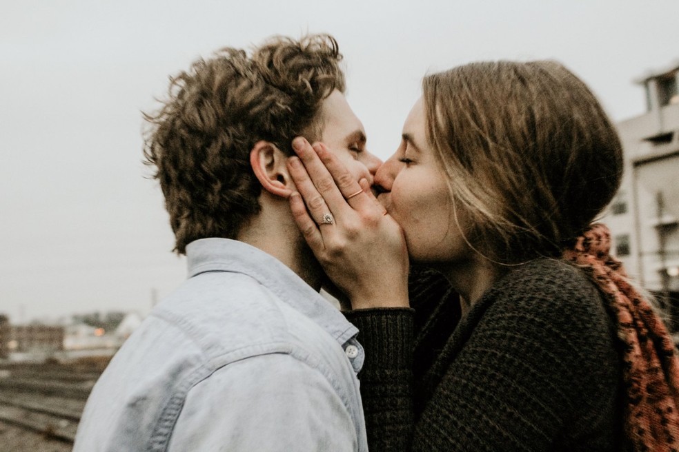 Para os seres humanos, o o beijo seja uma forma de 'cheirar' o outro, a fim de escolher o parceiro ideal — Foto: Unsplash/ cassiejolopez/ Creative Commons