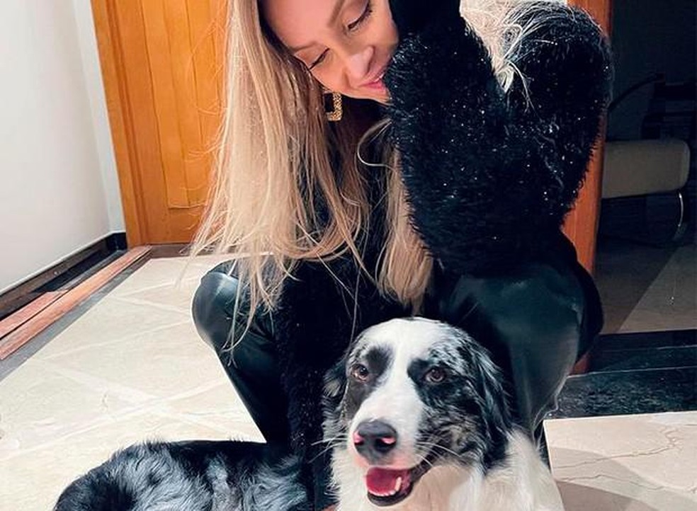 Carla Diaz e o cachorro Romeu Becari, que tem o seu próprio perfil no Instagram (@romeubecari) — Foto: ( @carladiaz/ Instagram/ Reprodução)