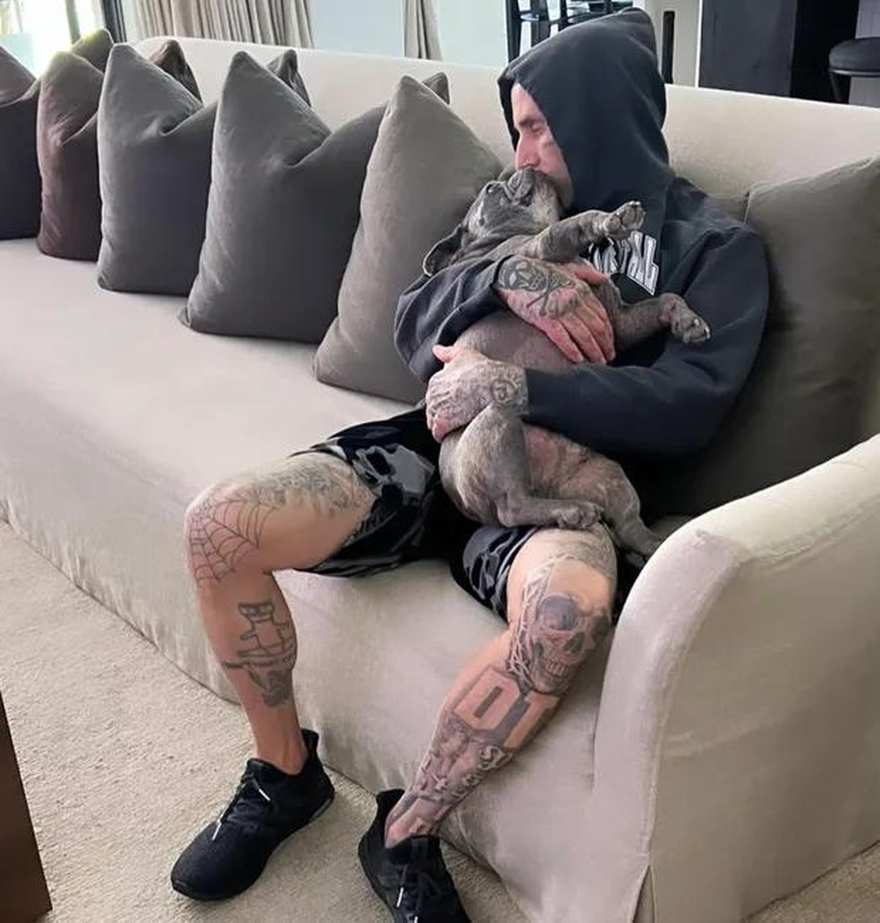 Travis Barker e o cachorro — Foto: ( Reprodução / Instagram)