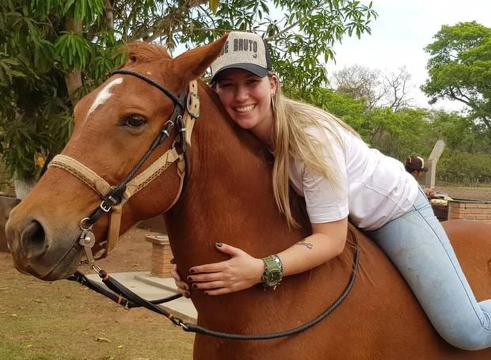 Bruna Viola e um dos cavalos que estão em sua fazenda no Mato Grosso — Foto: ( Bruna Viola/ Arquivo pessoal)