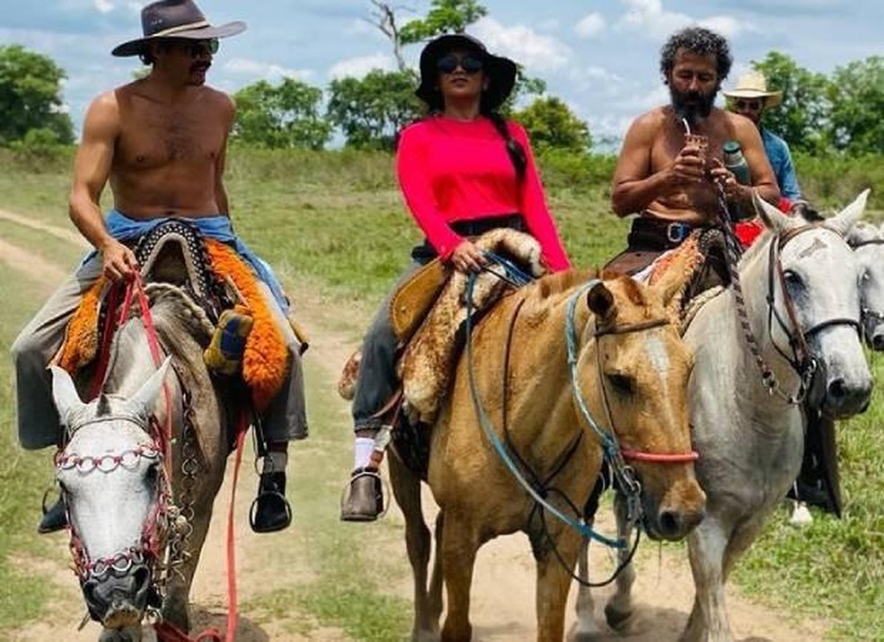 Guito, Dira Paes e Marcos Palmeira cavalgando no Pantanal — Foto: ( Instagram/ @guitoshow/ Reprodução)