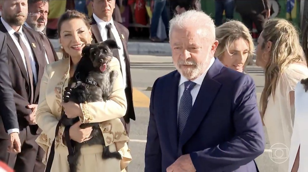 Janja, a cadela Resistência e Lula na cerimônia de posse — Foto: TV Globo / Reprodução
