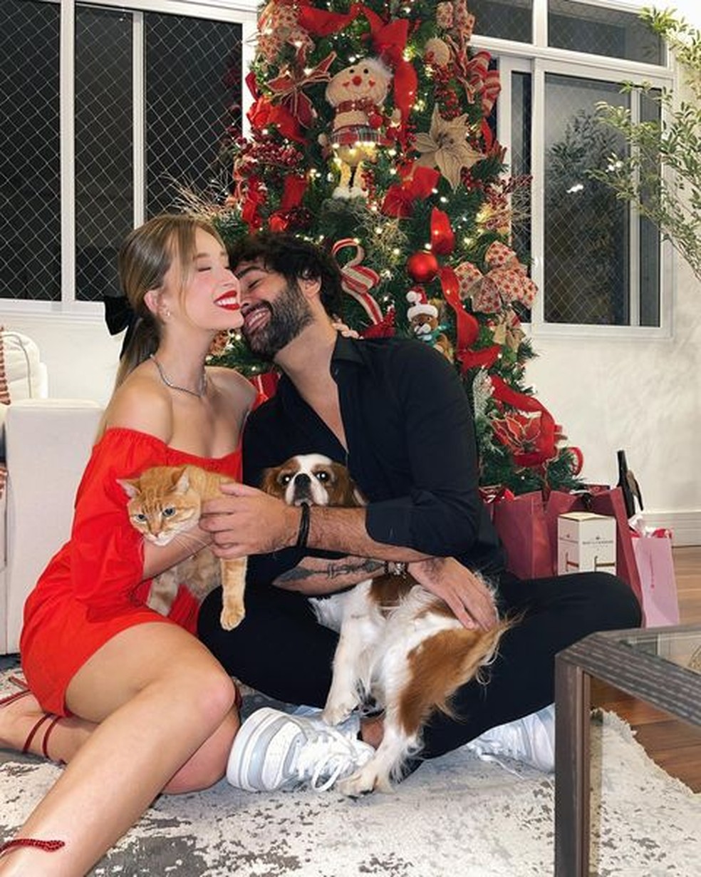 A atriz Duda Reis comemorou o Natal junto à Theodoro e Shampoo, os pets, e seu namorado Du Nunes — Foto: Instagram/ @dudareisb/ Reprodução