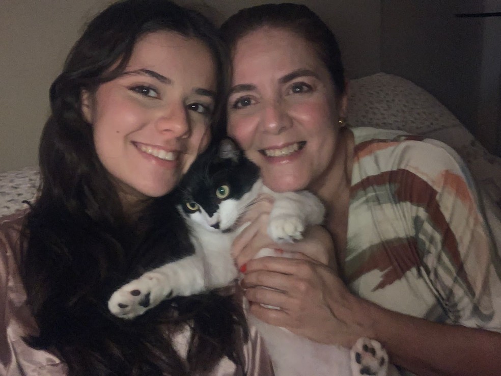 Rogéria, sua filha Laura e Mimosa, a gatinha divertida da casa — Foto: Rogéria Dias/ Arquivo pessoal