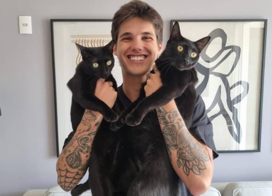 Gabriel, do BBB 23, com seus dois gatos