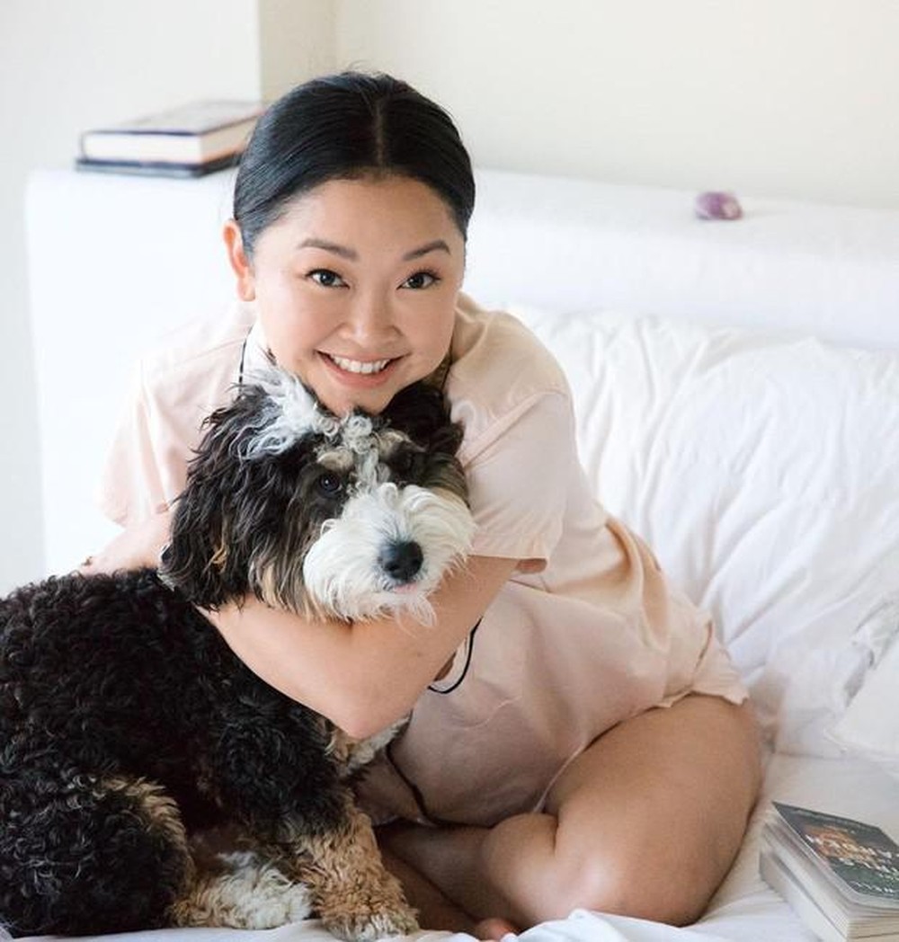 Lana Condor mostra 'seu lugar feliz' ao lado do cachorro, Tim ...