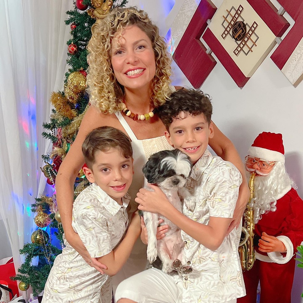 Babi Borges posou com os filhos e Johnny, seu cachorro — Foto: Instagram/ @barbaraborgesoficial/ Reprodução