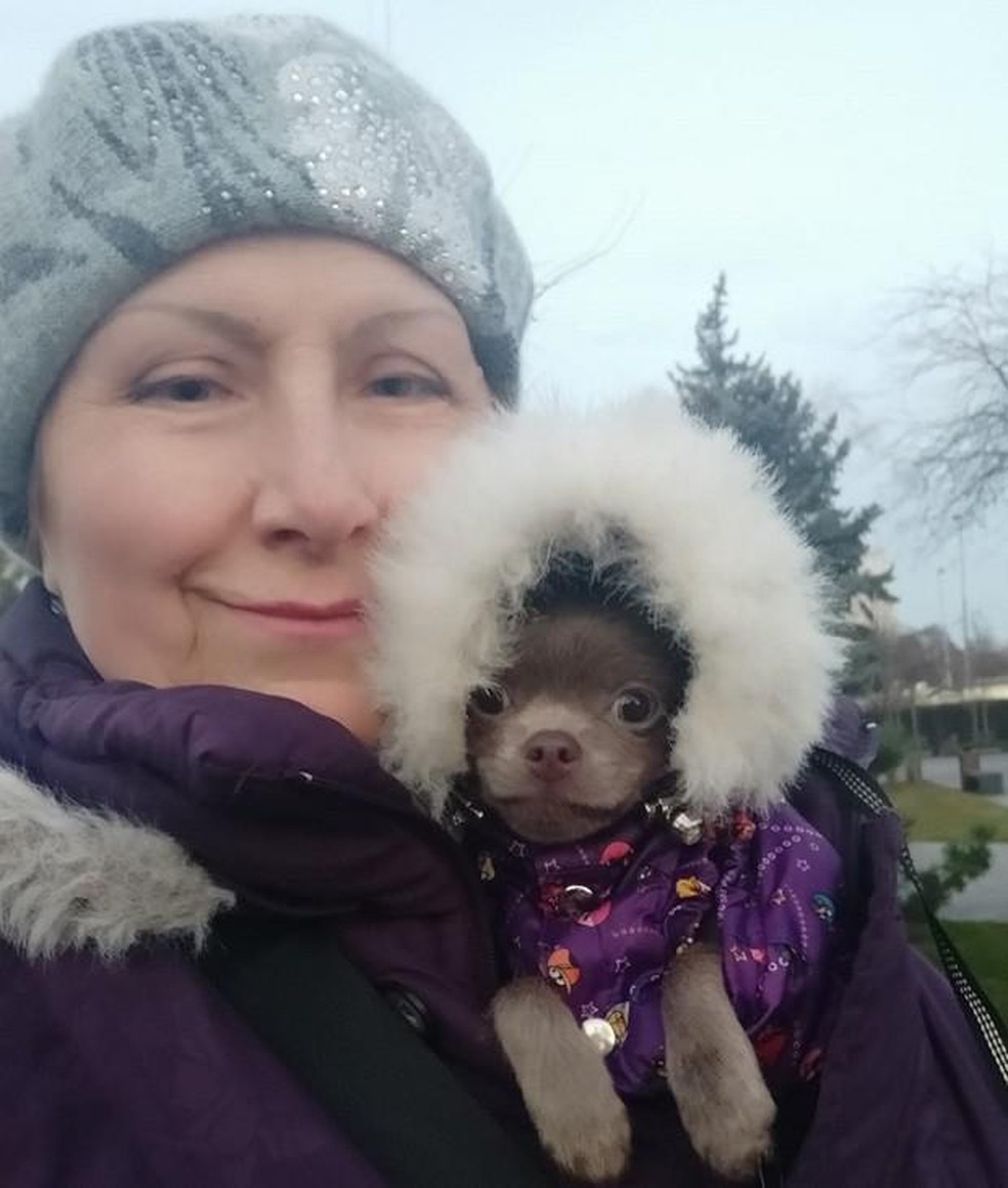 Atualmente, Irina vive numa casa precariamente equipada com 20 dos 30 cachorros que resgatou — Foto: ( Facebook/ Ирина Петрова/ Reprodução)