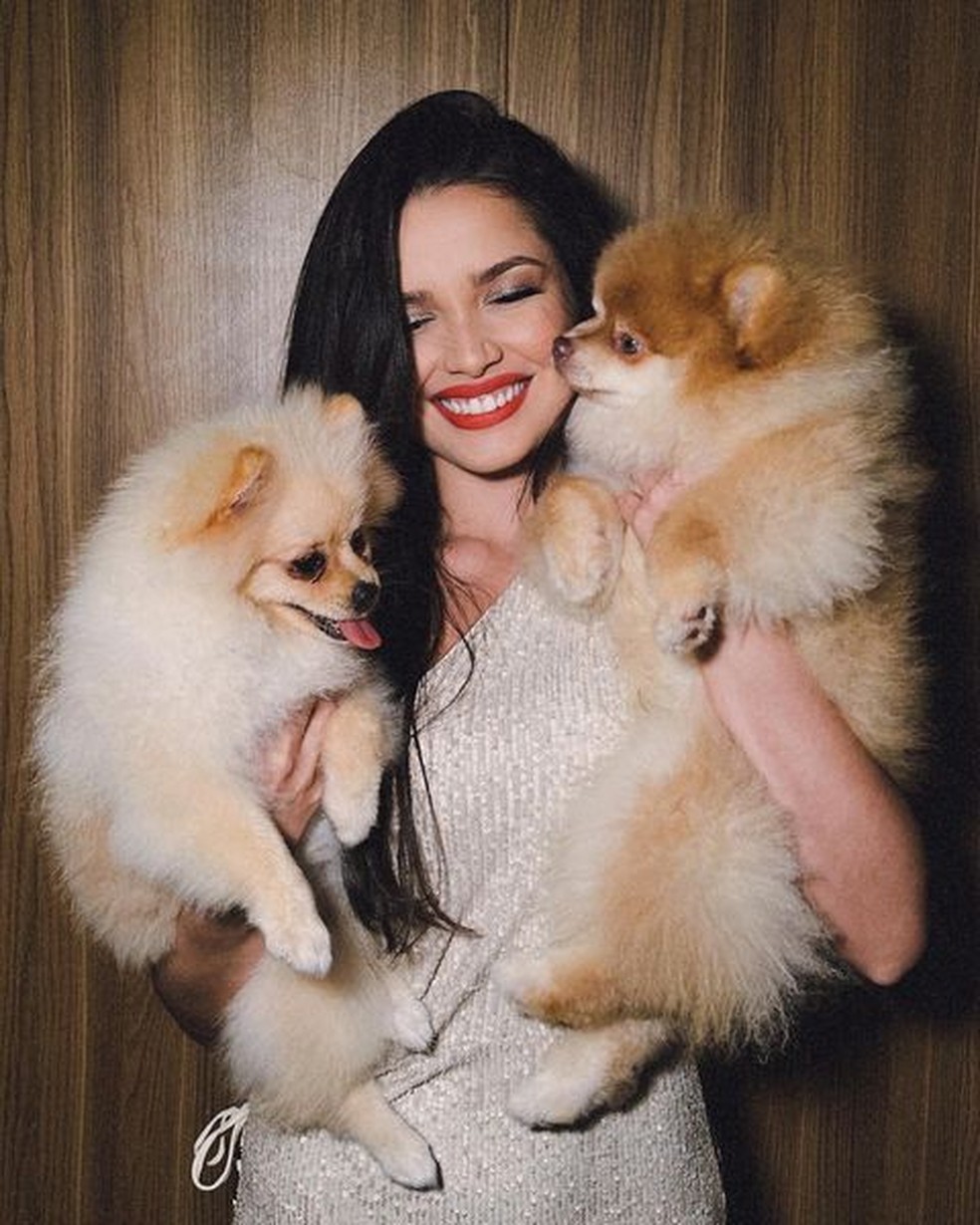 Juliette posou com seus dois cães, Cuscuz e Canjica, antes de sair para a ceia de Natal — Foto: Instagram/ @juliette/ Reprodução