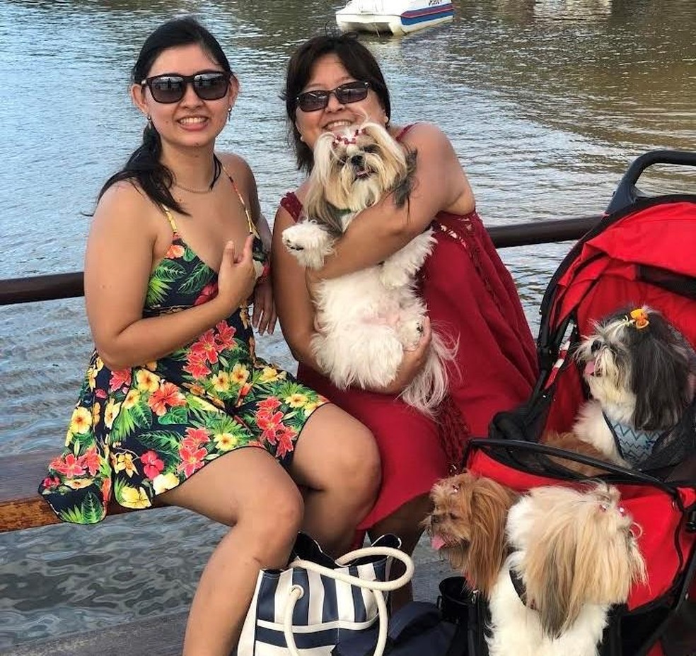 A filha Mayara Morelli e a mãe Suely viajando com os quatro cachorros — Foto: ( Mayara Morelli/ Arquivo pessoal)