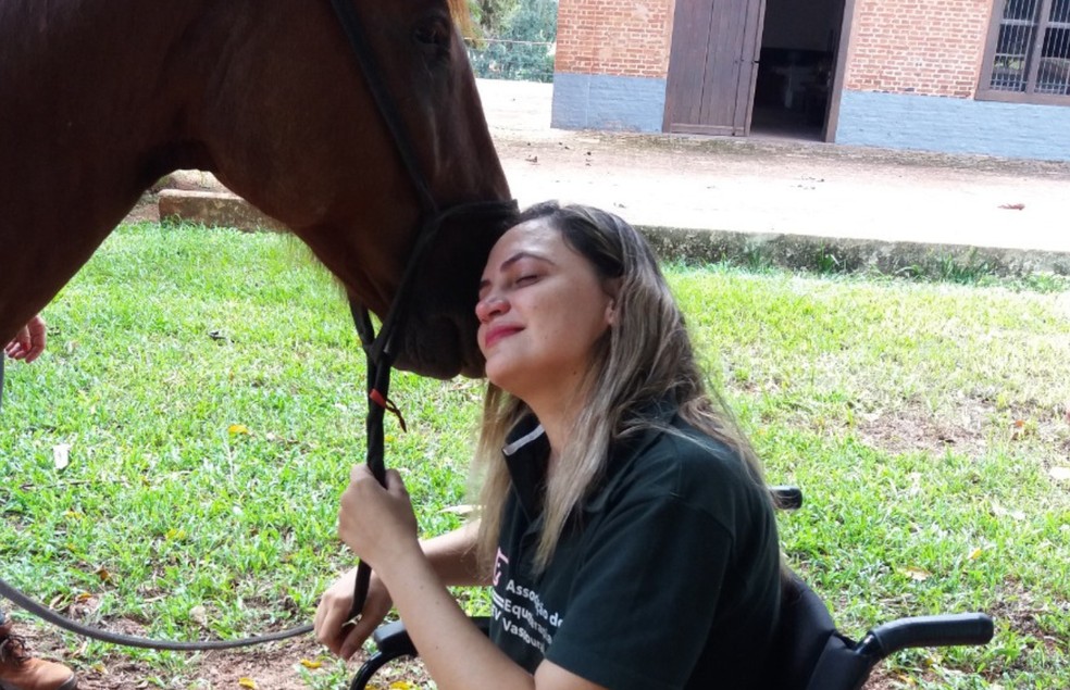 Além de ajudar no bem-estar físico, a equoterapia desenvolve o autocuidado  — Foto: Divulgação Equoterapia Vassoural