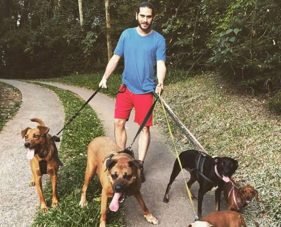 Gabriel Sater é tutor de cinco cachorros — Foto: ( Instagram/ @gabrielsateroficial/ Reprodução)