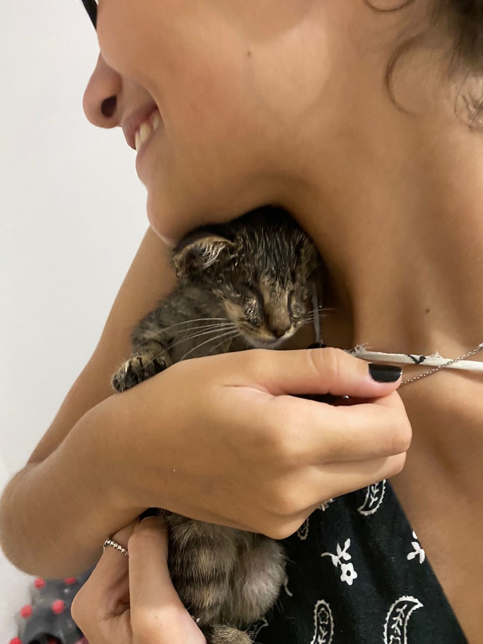Para Rafaela, ficou a gratidão do tempo compartilhado com o seu gatinho resgatado, além das muitas saudades — Foto: Rafaela Lobão/ Arquivo pessoal