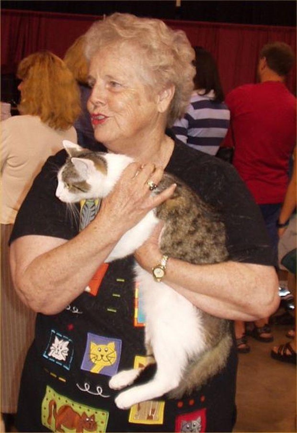 CC, o primeiro gato clonado, aos 2 anos, em 2003, com sua tutora, em College Station Texas — Foto: ( Pschemp/ Wikimedia Commons/ CreativeCommons)