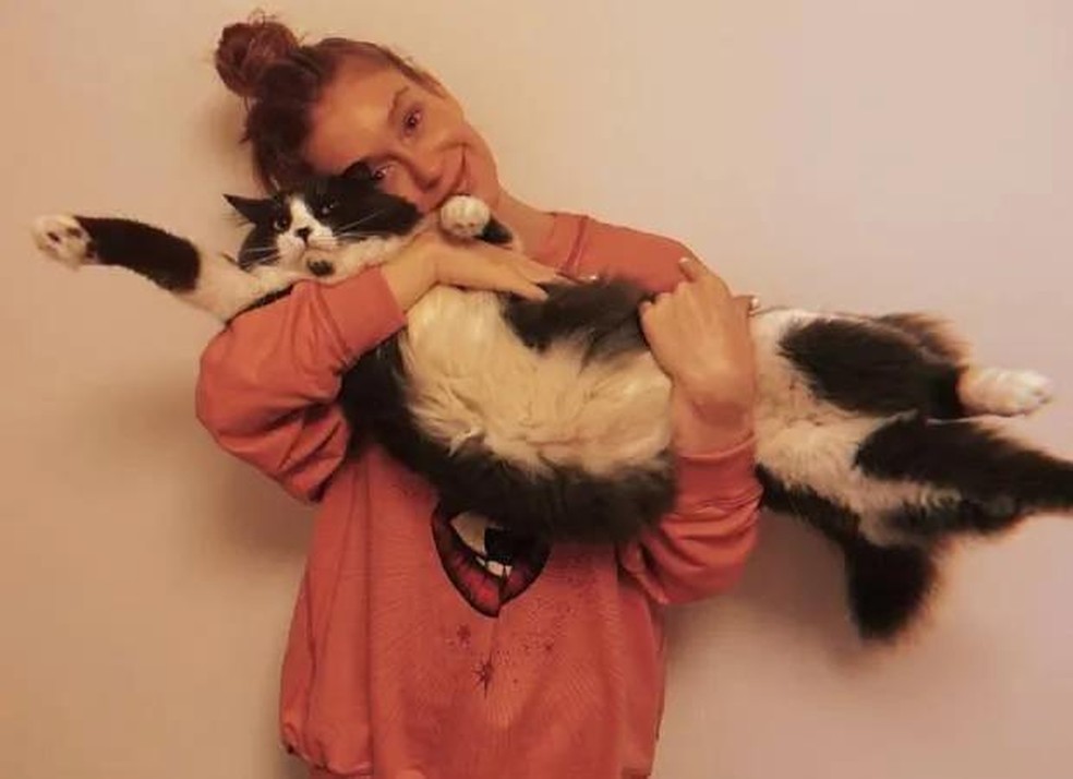 Marina Ruy Barbosa com um de seus seis gatos adotados — Foto: ( Instagram/ @marinaruybarbosa/ Reprodução)