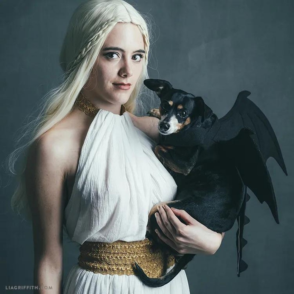A dupla se fantasiou em Daenerys e Drogon — Foto: ( Instagram/ @liagriffith/ Reprodução)