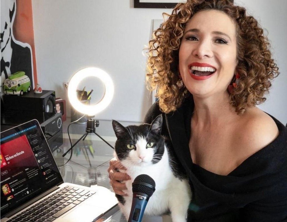 A jornalista Giuliana Girardi considera a gata Menina como uma filha — Foto: ( Divulgação/ Globoplay)