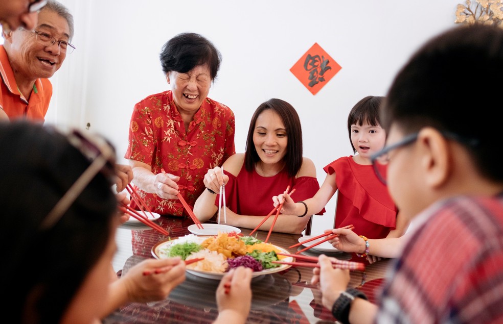 No Ano Novo Chinês, as famílias se reúnem e tiram um tempo para fazer as tarefas pessoais — Foto: Canva/ CreativeCommons