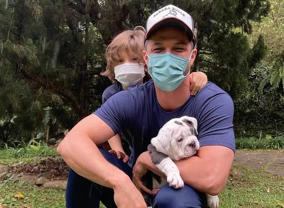 Rômulo Estrela e o filho, Theo, posam com o cachorro da família — Foto: ( Instagram/ @romuloestrela/ Reprodução)
