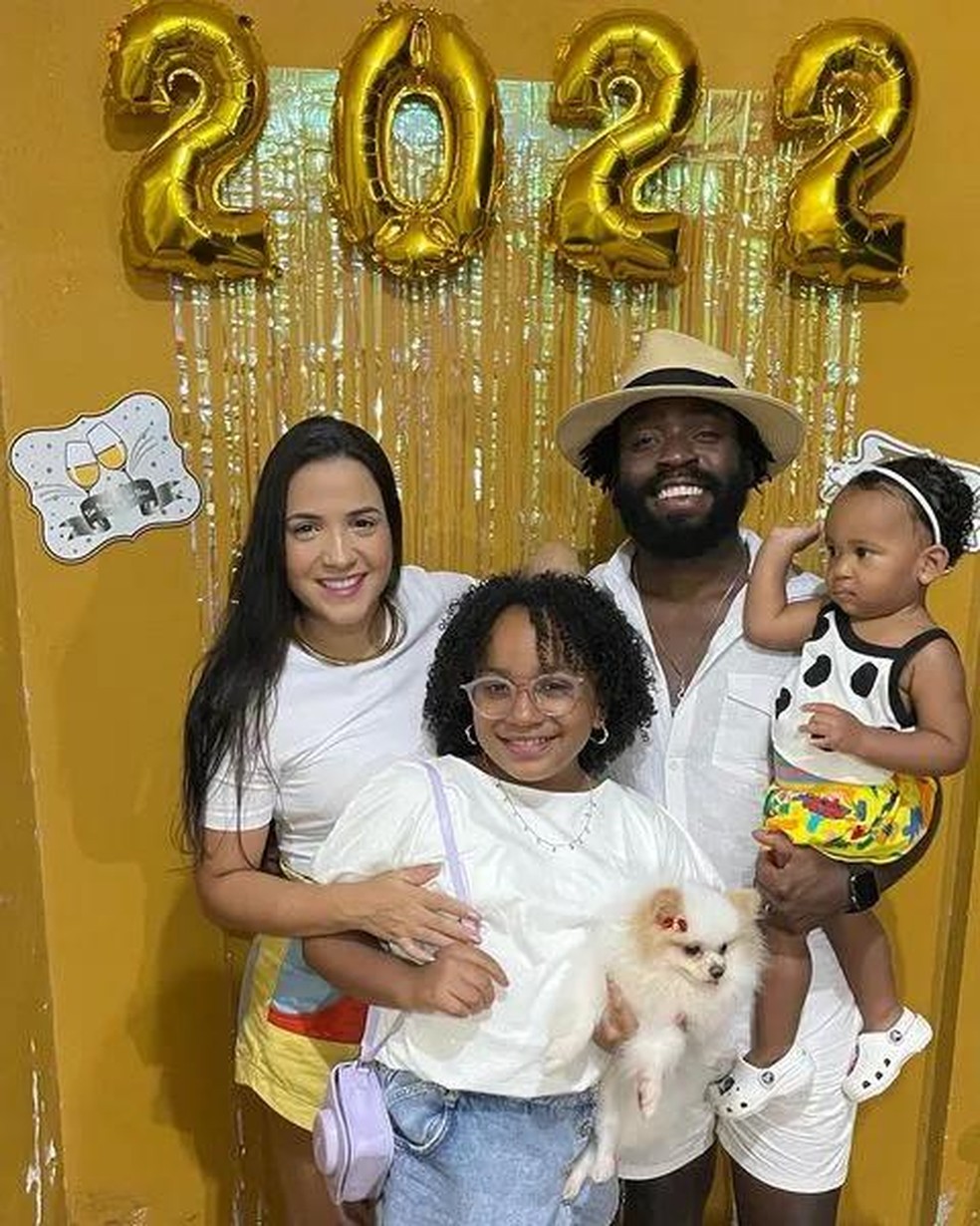Douglas Silva, a família e o mascote  — Foto: Instagram/ @douglassilva/ Reprodução