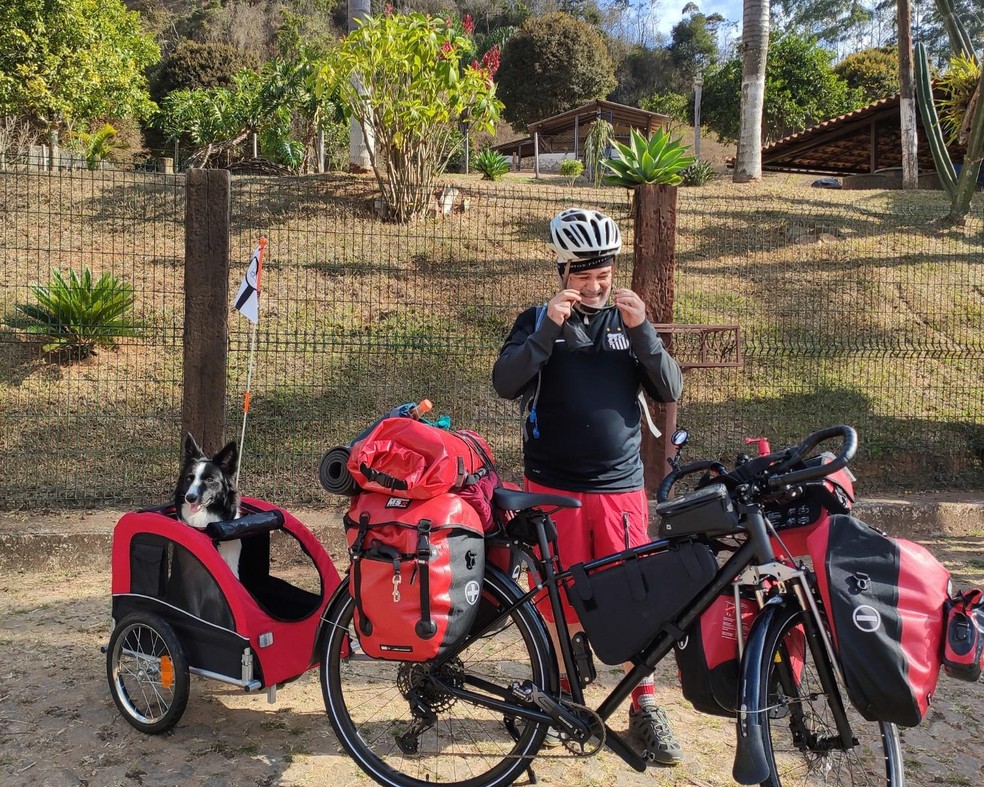 Ainda que com um equipamento mais simples, Belmiro e o professor de história já percorreram 600 quilômetros de bike juntos — Foto: ( Arquivo Pessoal/ Luis Fernando Prestes)